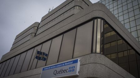 Des communications bilingues dans une école francophone font réagir